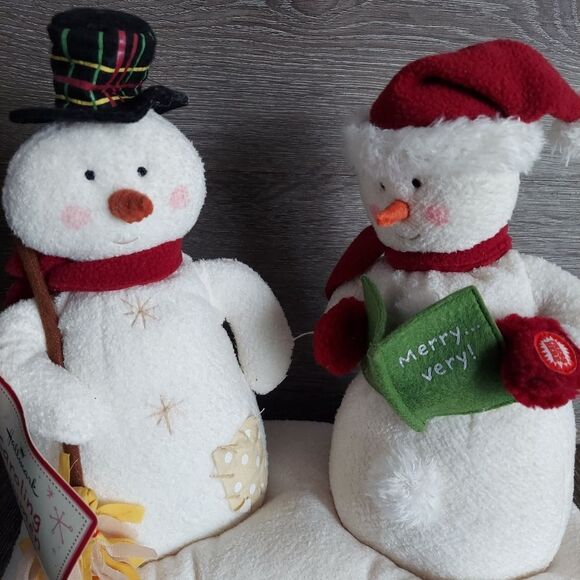 Hallmark Jingle Pals "We Wish You A Merry Christmas" Mr & Mrs Snowman - Picture 2 of 7